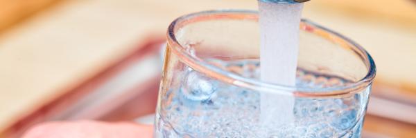 Vand i glas fra vandhane
